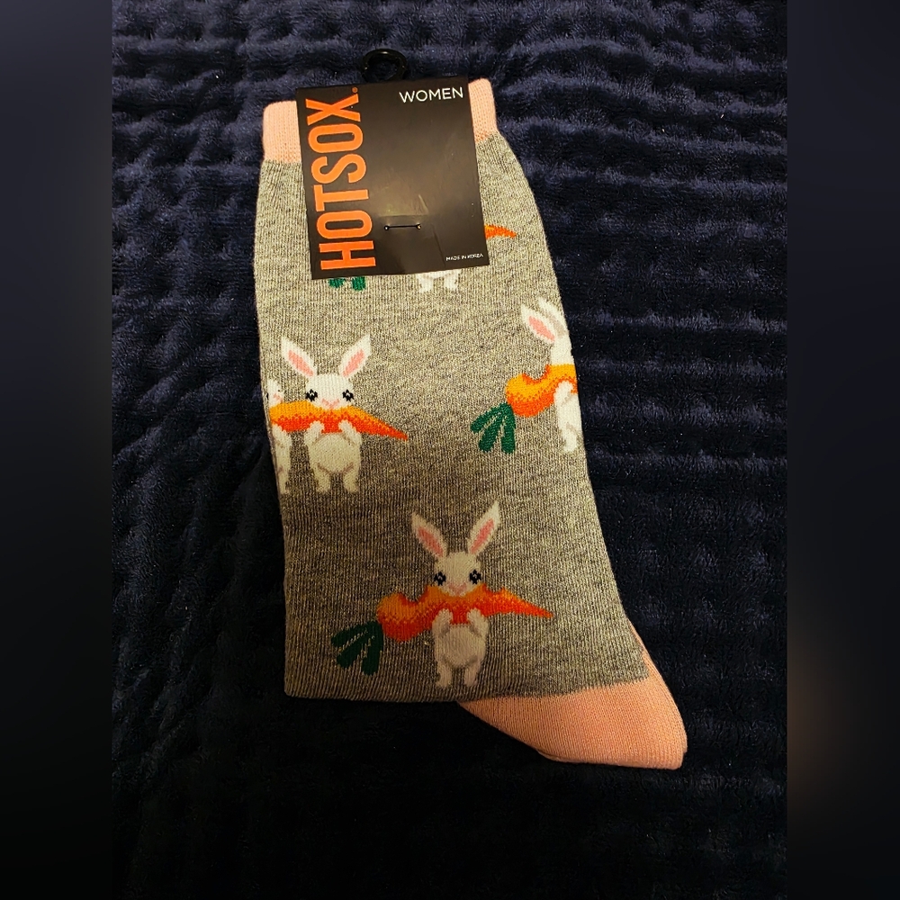 Hot Sox Women's Gray Socks with Bunny and Carrot Design